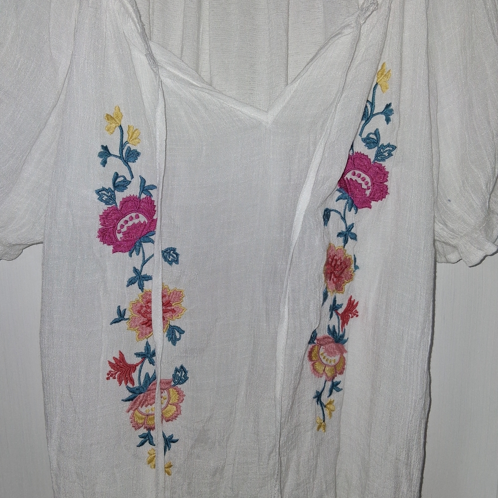 Flower & Feather Chic White Blouse with Colorful Floral Design - Picture 2 of 8